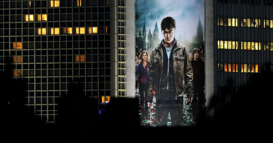 Ein riesiges Filmplakat zu «Harry Potter und die Heiligtümer des Todes: Teil 2» 2011 in Berlin.