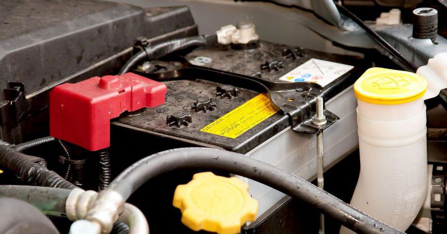 Kraftpaket im Motorraum: Autofahrer sollten das Gehäuse und die Pole der Batterie immer sauber halten.
