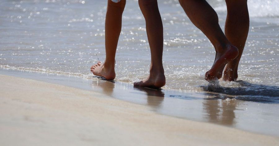 Urlauber am Strand von Arenal auf Mallorca: Reisen sind auch 2021 mit einer großen Unsicherheit behaftet.