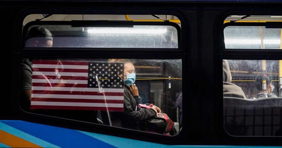 In den USA muss an Bord von Flugzeugen, Schiffen, Fähren, Zügen, U-Bahnen, Bussen, Taxis und ähnlichen Verkehrsmitteln nun ein Mund-Nasen-Schutz getragen werden.