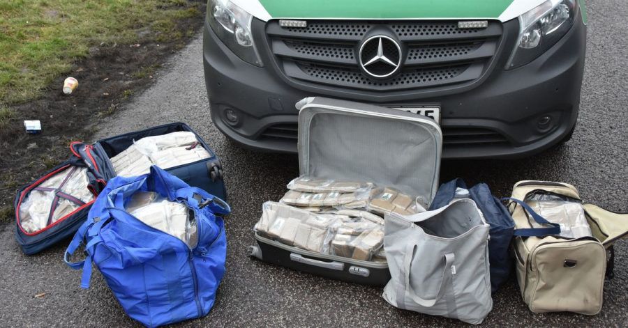 Das sichergestellte Haschisch vor einem Einsatzfahrzeug des Zoll.