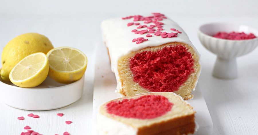 Der Clou am Zitronenkuchen ist das eingebackene Herz. Man kann es je nach Wunsch mit Lebensmittelfarbe bunt färben.