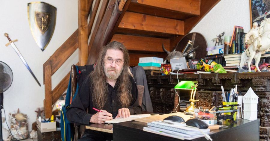 Der Bestseller-Autor Wolfgang Hohlbein 2018 an seinem Schreibtisch in Neuss.