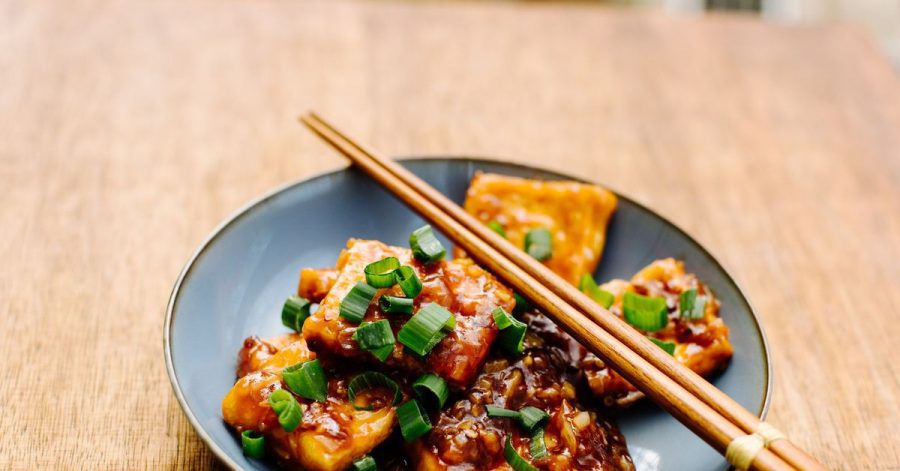 Durch unterschiedliche Zubereitungsarten und Gewürze kann man Tofu in ganz unterschiedliche Richtungen lenken. Foodblogger Stefan Leistner verpasst ihm mit Austernsauce eine chinesische Note.