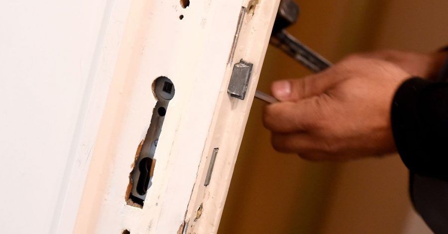 Bevor man den Auftrag für einen Schlüsseldienst unterschreibt, sollte man gut abwägen, ob es einem das Geld wert ist. Denn im Nachhinein kann man sich oft nicht mehr gegen hohe Kosten wehren.