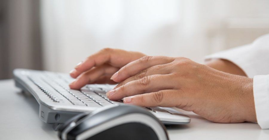 Zwischen Tastatur und Tischkante sollten etwa 10 bis 15 Zentimeter Platz sein.