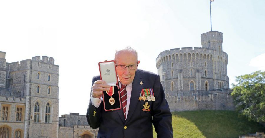 Sir Tom Moore zeigt seine Medaille, nachdem die Queen ihn auf Schloss Windsor zum Ritter geschlagen hat.