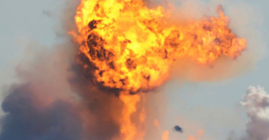 Der kugelförmige Starship-Prototyp von SpaceX explodiert nach dem Absturz beim Versuch, nach einem erfolgreichen Teststart zu landen.