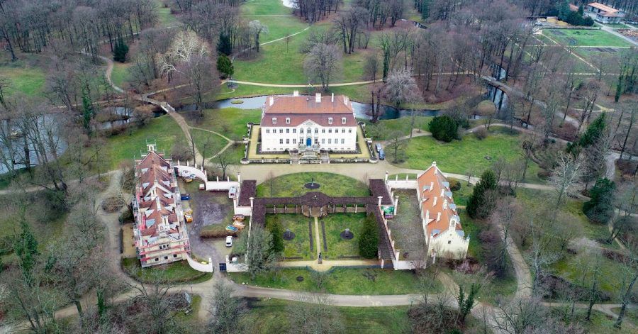 Das Schloss (M) und Nebengebäude im Fürst-Pückler-Park bei Cottbus.