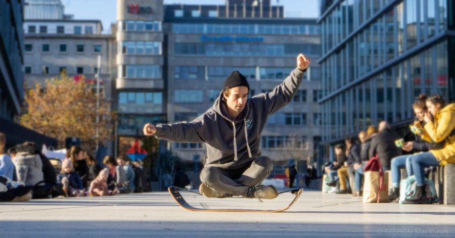 Mit etwas Können sind auf dem Gibbon Board auch ausgefallene Tricks möglich.