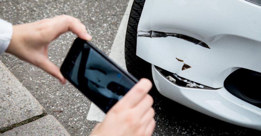 «Ich war's nicht»: Wer beim Car-Sharing vor und nach dem Ausleihen Bilder vom Zustand des Autos schießt, sichert Beweise für einen etwaigen Streitfall.