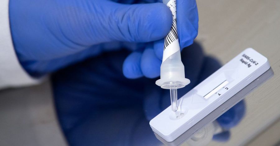 Aktuell verfügbare Corona-Schnelltests dürfen nur von Fachleuten oder geschulten Personen angewendet werden.