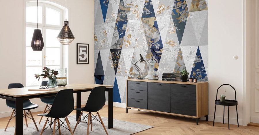Ein zartes Blumenmuster wird unterteilt in Dreiecke und teils überfärbt - ein Beispiel für die neue Symbiose von geometrischen und pflanzlichen Motiven für Tapeten.