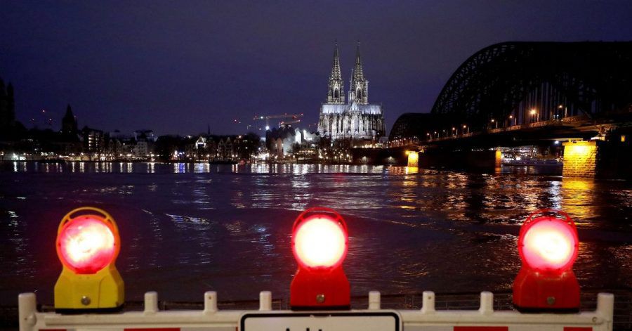 Eine Absperrung steht am Rheinufer. In Köln steigt der Pegelstand, für die Schifffahrt gibt es erste Einschränkungen.