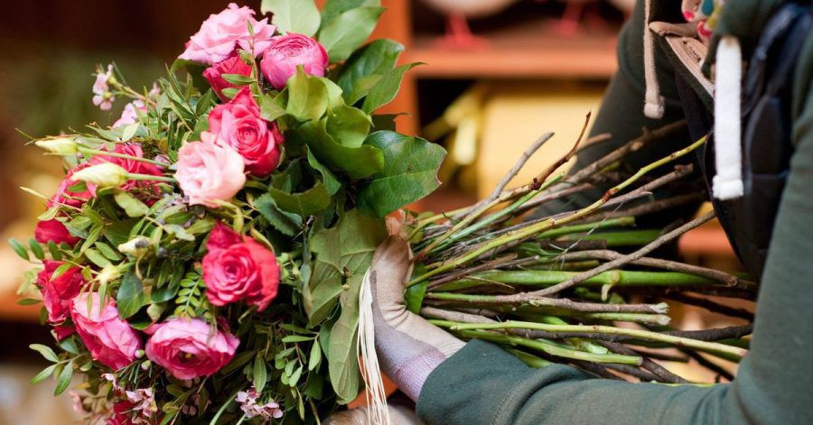 Auch dort, wo Blumengeschäfte geschlossen bleiben müssen, bieten viele Floristinnen und Floristen ihre Sträuße in Kombination mit einem Abhol- und/oder Lieferservice an.