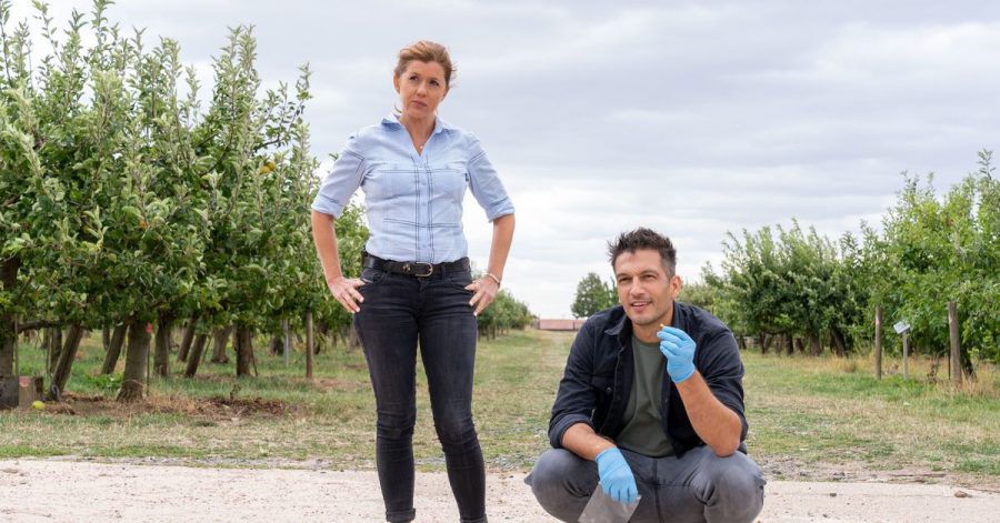 Hauptkommissarin Kerstin Klar (Fiona Coors) und Oberkommissar Max Fischer (Max Hemmersdorfer) ermitteln in einem Mordfall.