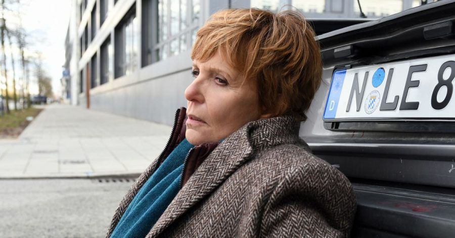 Noch benommen vom Aufprall hat Kommissarin Ellen Lucas (Ulrike Kriener) im Kofferraum des Unfallwagens eine Leiche entdeckt.