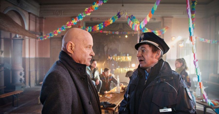 Thorsten Krüger (Christian Redl, l) und Fichte (Thorsten Merten, r) befragen Jugendliche zu ihrem Fall.