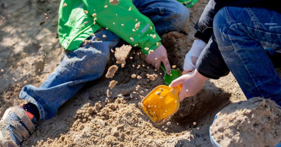 Es muss ja nicht immer der Spielplatz sein. Warum nicht mal mit den Kindern eine spannende Nachtwanderung unternehmen?