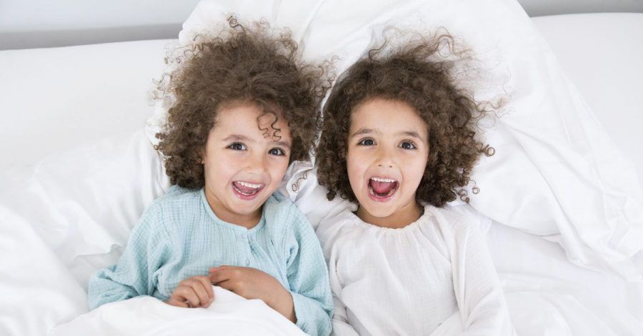 Äußerlich ähnlich, aber im Wesen verschieden: Zwillingseltern stehen vor der Herausforderung, die Individualität ihrer Kinder zu stärken.