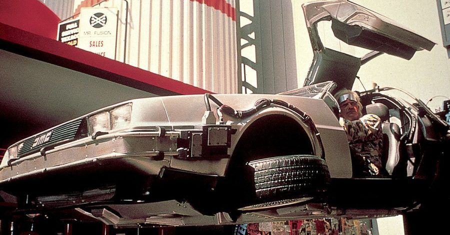 Mit der Zeitmaschine an die Tanke? Nö, der DeLorean aus «Zurück in die Zukunft» besteht schon auf etwas Plutonium für seinen Atomreaktor, ein Blitzschlag tut's dann aber auch zur Not.