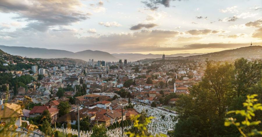 Blick über Sarajevo: Wizz Air fliegt ab der zweiten Maihälfte von Dortmund und Memmingen nonstop in die Hauptstadt Bosnien-Herzegowinas.