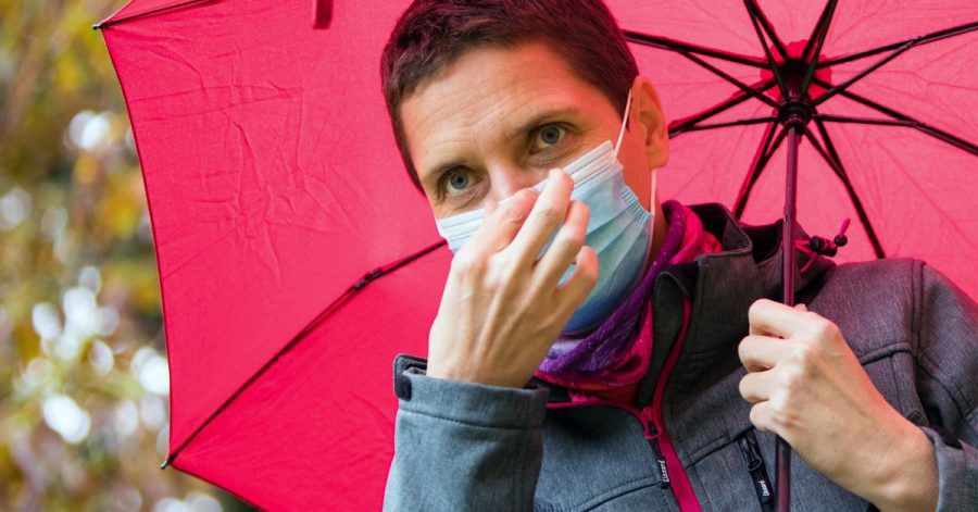 Regelmäßig wechseln und nicht zu lange am Stück tragen: So ist die Haut vom Maskentragen weniger irritiert.