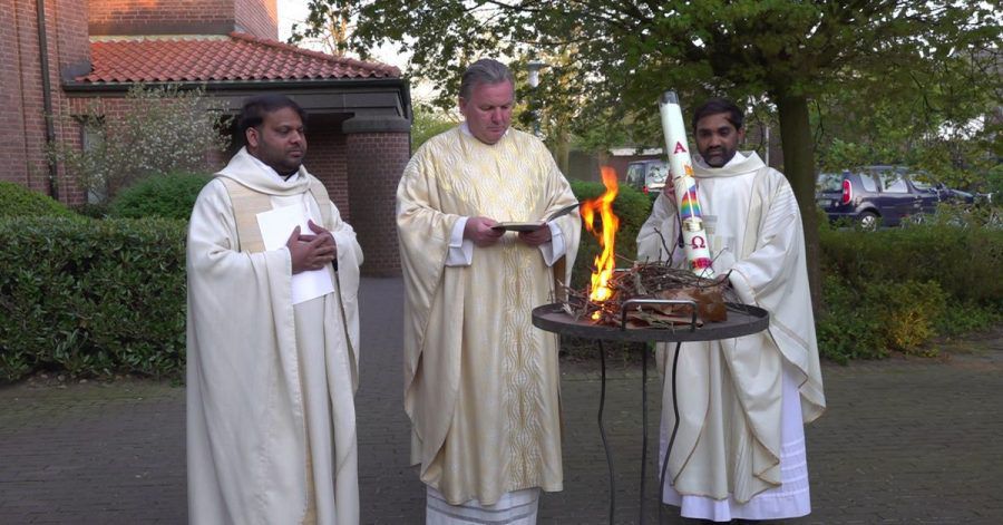 Der Priester Shreedhar Lanke (l) erlebt Deutschland sehr besonders: Während des Corona-Lockdowns wird die Ostermesse auch in Bedburg-Hau ohne die Gemeinde abgehalten.