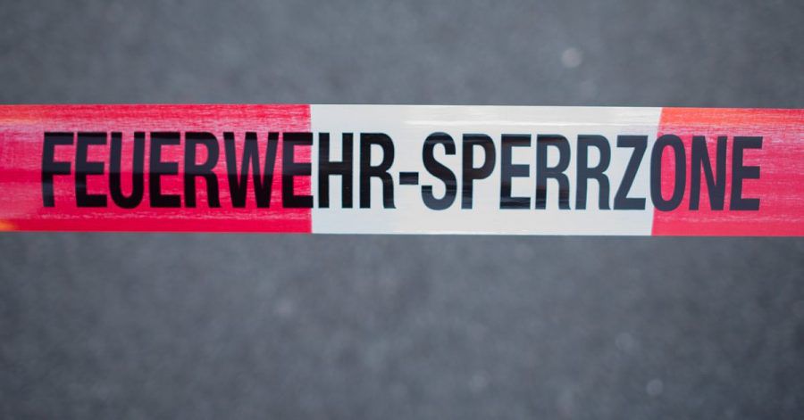 Die Feuerwehr hat das Gebäude weiträumig abgesperrt.