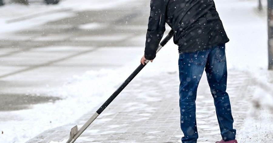 Wenn es schneit, muss geräumt werden. Wer dieser Pflicht nicht nachkommt, haftet für eventuelle Schäden.