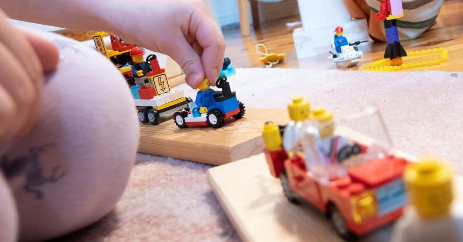Mit Spielfiguren und -Fahrzeugen lässt sich ein Karnevalszug basteln. Fotos oder Videos davon können in kleinen Wettbewerben in privaten Messengergruppen gegeneinander antreten.