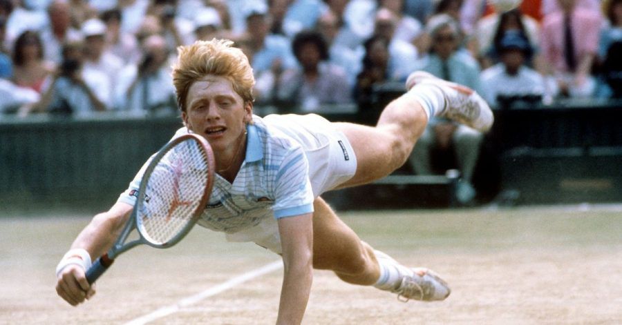 Der junge deutsche Tennisspieler Boris Becker hechtet während des Turniers in Wimbledon im Juni 1985 nach einem Ball. (Archiv)