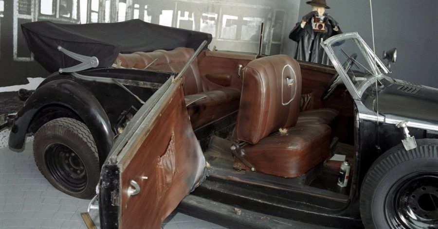 Das Bild zeigt den Mercedes, in dem der «Stellvertretende Reichsprotektor» Reinhard Heydrich fuhr, als am 27. Mai 1942 ein Attentat auf ihn verübt wurde.