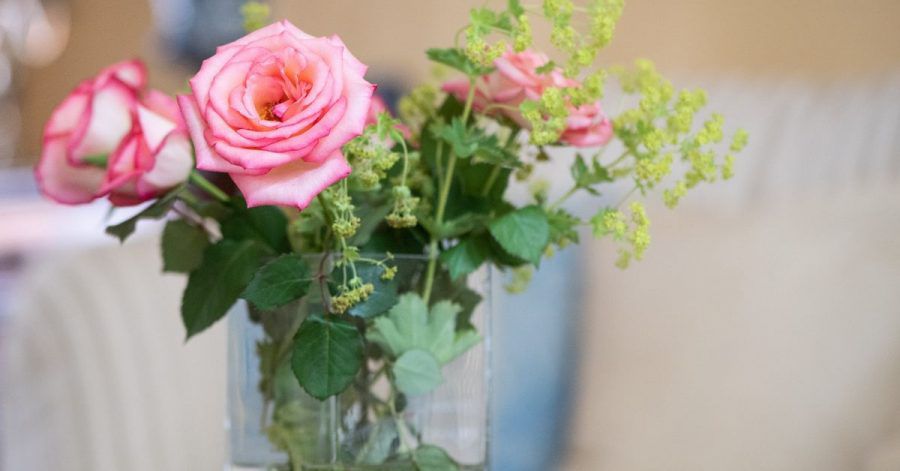 Manchmal reichen kleine Veränderungen für wenig Geld, um das eigene Umfeld schöner zu gestalten. Ein Blumenstrauß bringt Freundlichkeit in jeden Raum.