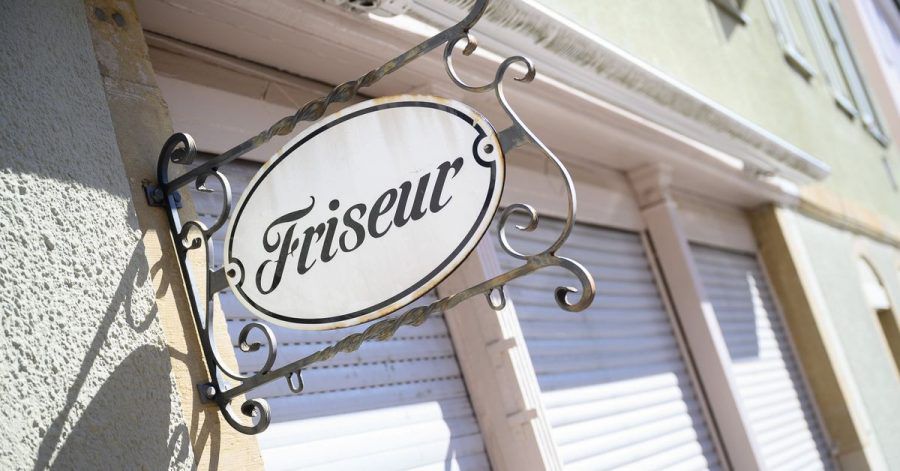 Ein Schild mit der Aufschrift «Friseur» hängt an einem geschlossenen Friseursalon. Dürfen die Friseure bald wieder Kunden empfangen?