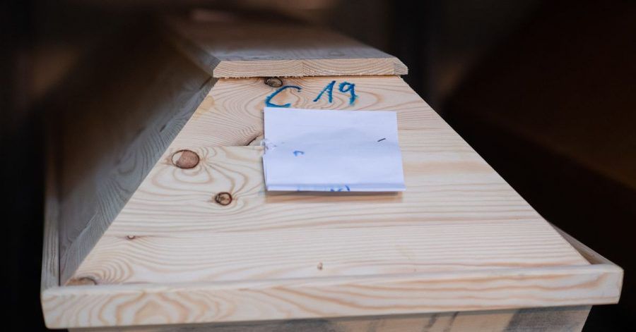In einem Krematorium ist ein Sarg mit «C19» (für Covid-19) markiert.