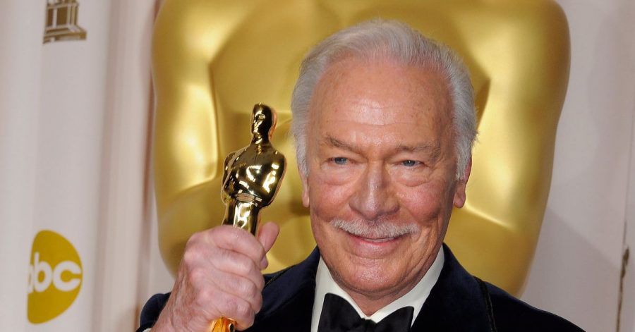 Der kanadische Schauspieler Christopher Plummer zeigt seinen Oscar (2012).