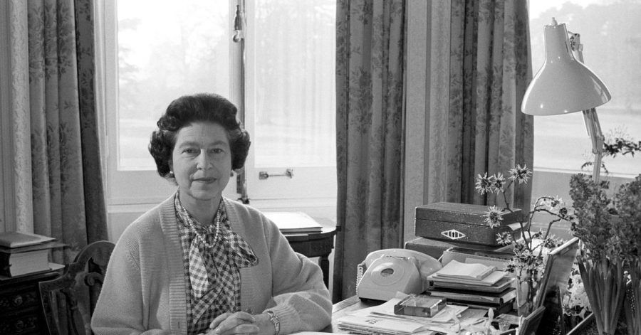 Königin Elizabeth II. in ihrem Arbeitszimmer im Sandringham House: Sie sitzt seit 69 Jahren auf dem britischen Thron.