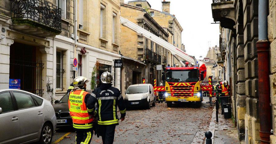 Feuerwehrleute sind nach der Explosion im Viertel Chatrons im Einsatz.