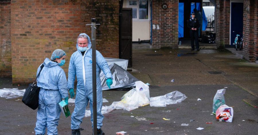 Mitarbeiter der Spurensicherung an einem Tatort in Croydon im Süden Londons.