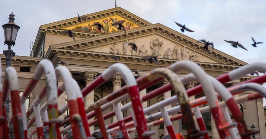 Zusammengestellte Absperrgitter der Polizei vor dem bayerischen Staatsoper: Mit einem drei Stufen umfassenden Plan wollen die Bundesländer «Kultur wieder ermöglichen».