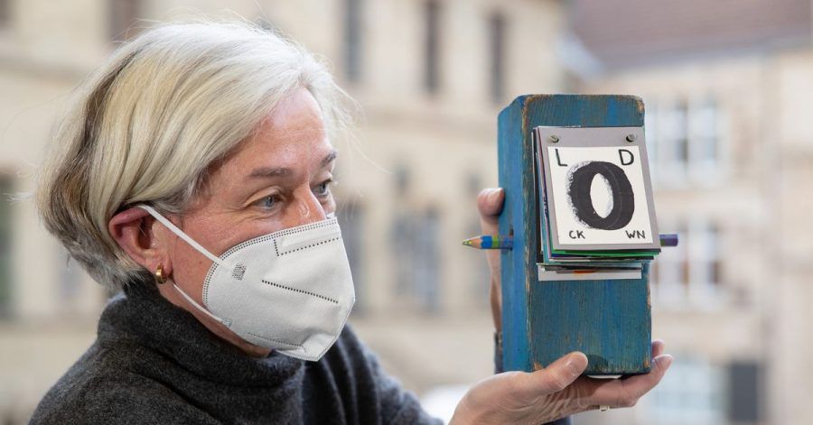 Martina Dannert, Bibliotheksleiterin der Stadtbibliothek Osnabrück, hält einen Holzblock mit der Aufschrift «Lockdown» in den Händen. Ihr Projekt thematisiert die Folgen des Lockdowns und macht die Bürger selber zu Künstlern.