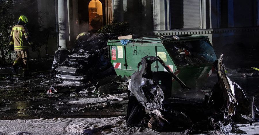 Verkohlte Wrackteile liegen nach dem schweren Unfall auf der Straße Am Treptower Park in Berlin.