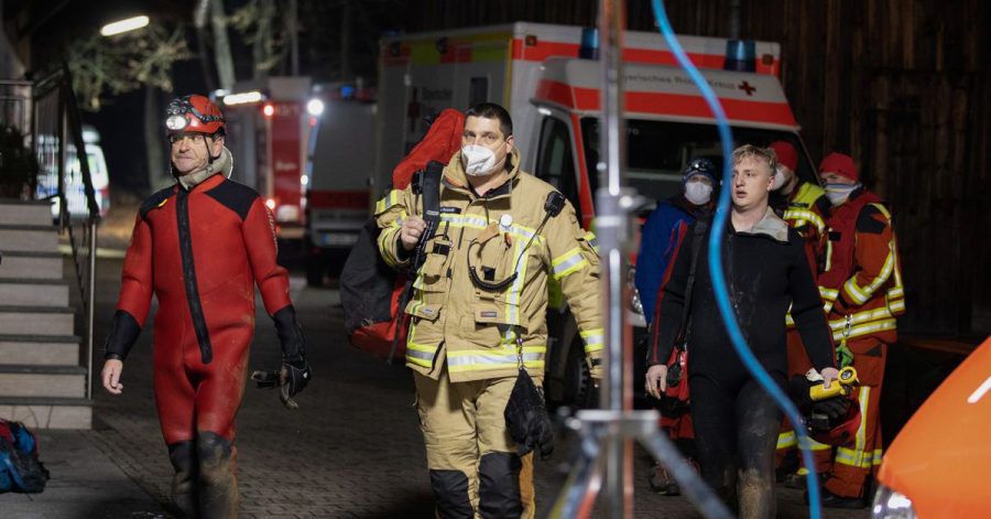 Höhlenretter kommen von ihrem Einsatz. Bei der Erforschung der Mühlbachquellhöhle in der Fränkischen Alb hatte sich einer von vier Höhlenforschern verletzt und ist anschließend gestorben.