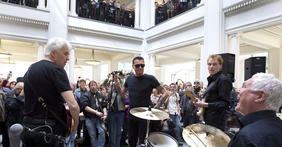 Die niederländische Rockband Golden Earring bei einem Mini-Auftritt in Amsterdam (2012).