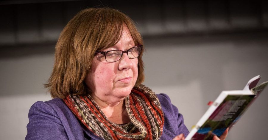 Die Schriftstellerin und Literaturnobelpreisträgerin Swetlana Alexijewitsch aus Weißrussland liest in der Freien Akademie der Künste bei der Eröffnung des Hamburger Festivals «Lesen ohne Atomstrom» (2017).