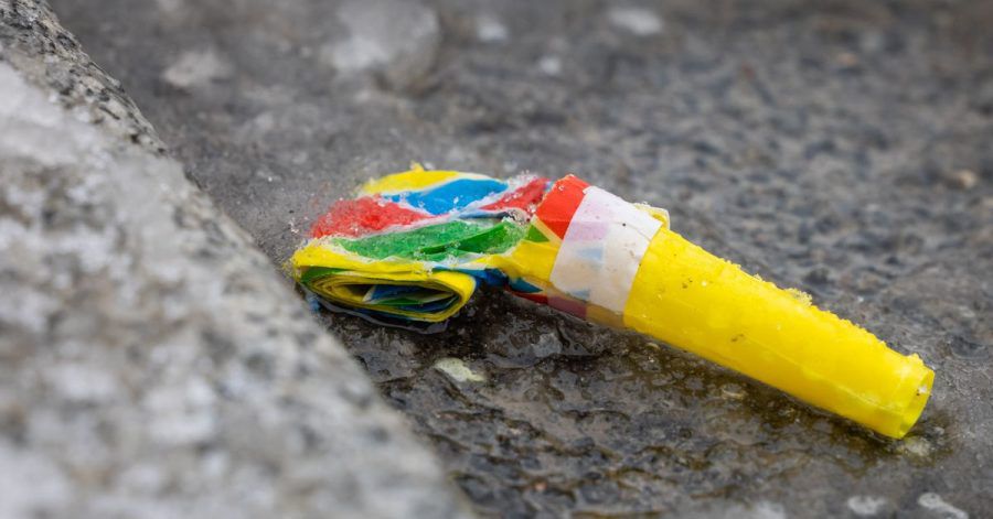 Eine Tröte am Straßenrand - der Karneval fällt dieses Jahr aus.