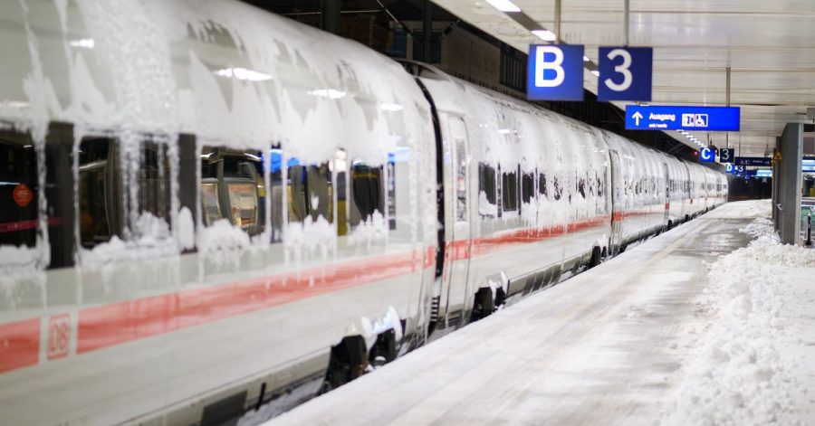 Schnee und Eis beeinträchtigen den Nah- und Fernverkehr der DB in weiten Teilen des Landes.