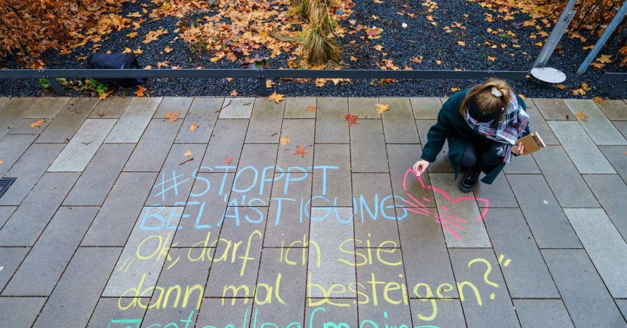 Frauen aus Hessen und Rheinland-Pfalz kämpfen gegen verbale sexuelle Belästigung. Sie schreiben die anzüglichen Kommentare in großen Kreidelettern genau da, zum Beispiel auf die Straße oder den Bürgersteig, wo sie passiert sind.