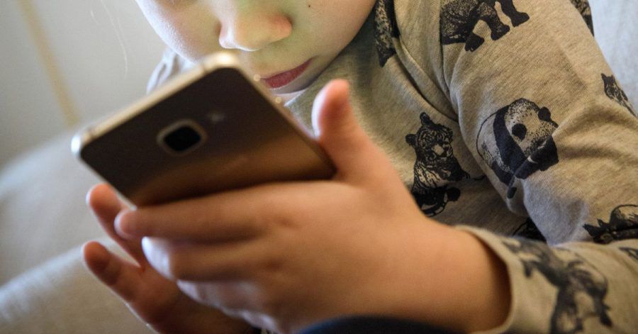 Kleinkind am Smartphone: Heimlich einfach weitergespielt.